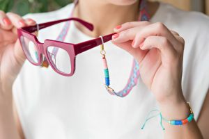cuelga-gafas-cinta-etnica-efecto-macramé-discos-arcila-polimerica-moda-verano-tendencia-color4